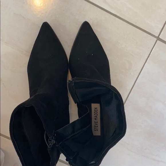 SOLD💖Size 6 Steve Madden booties (1 BROKEN ZIPPER PULL) - Picture 2 of 3
